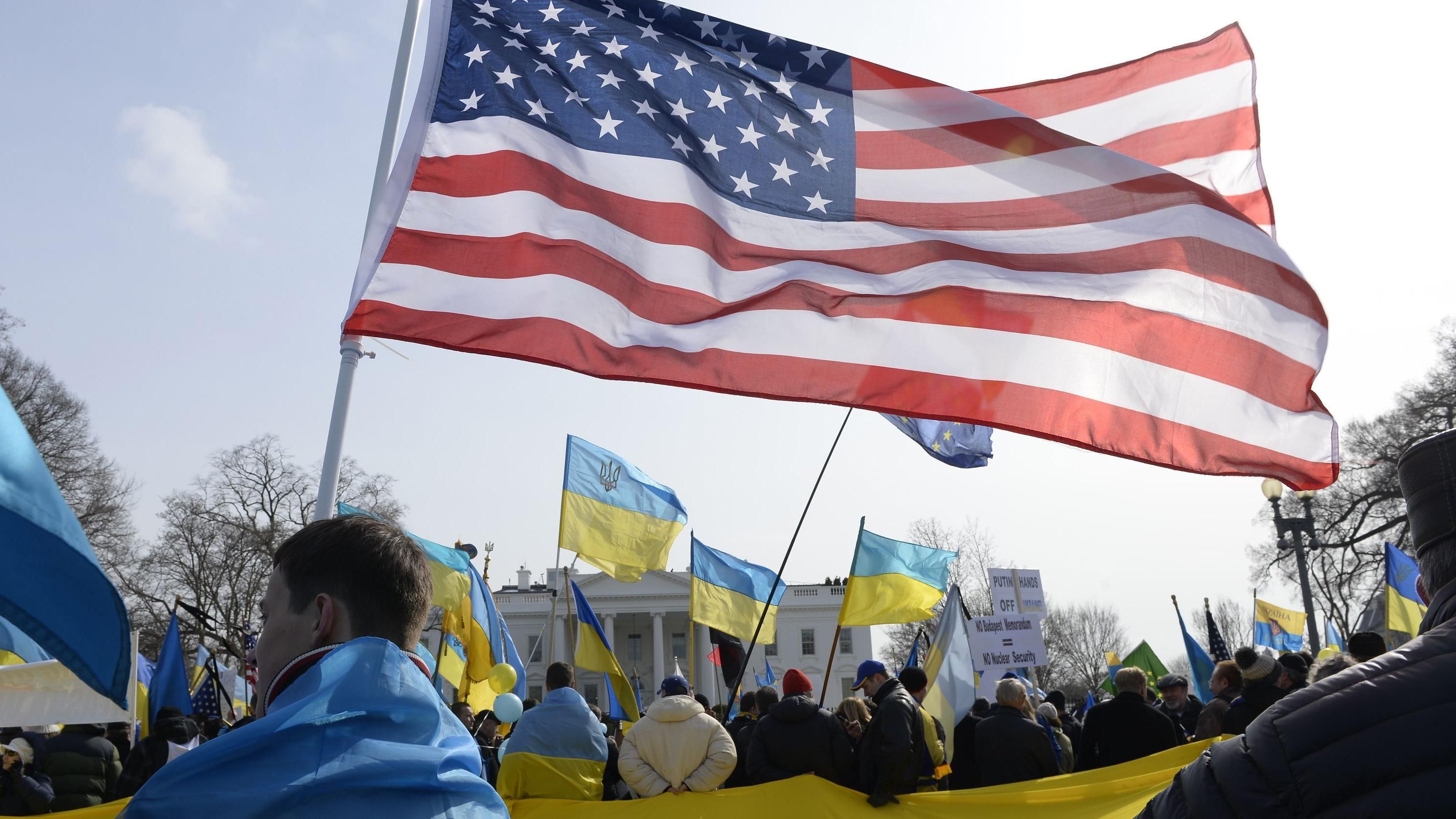 Присутність США в Україні, навіть не на полі бою, злить Росію, –  Bloomberg