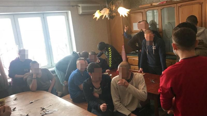 Ужасный случай в Одессе: людей "лечили" избиениями и голодом Ужасный случай в Одессе: людей "лечили" избиениями и голодом