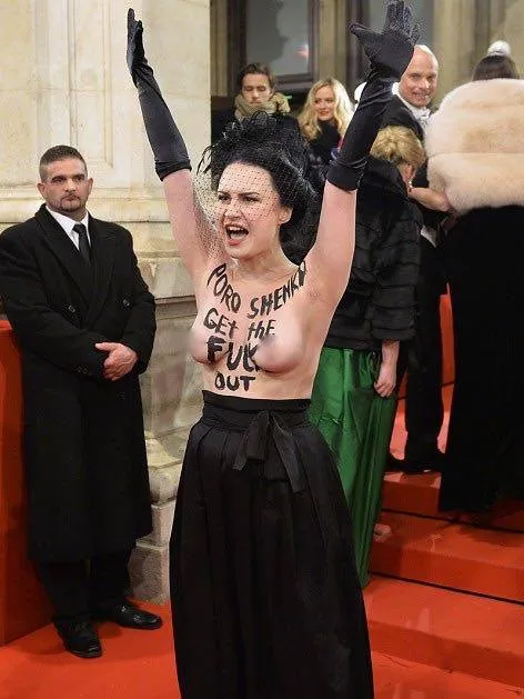 Активістка Femen роздяглася для Порошенка на Віденському балу