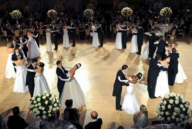 Активистка Femen атаковала Порошенко на Венском балу фото (18+) Активистка Femen атаковала Порошенко на Венском балу фото (18+)