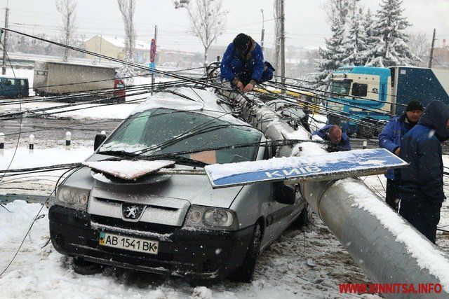 У Вінниці транспортний колапс: електроопора впала на автомобіль