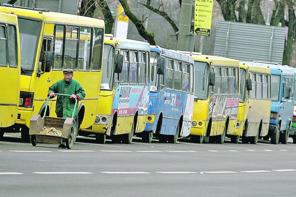 В Киеве маршрутки изрядно напугали пассажиров во время движения