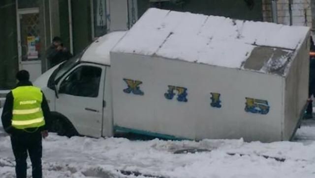 В Киеве хлебовоз провалился под асфальт: фото