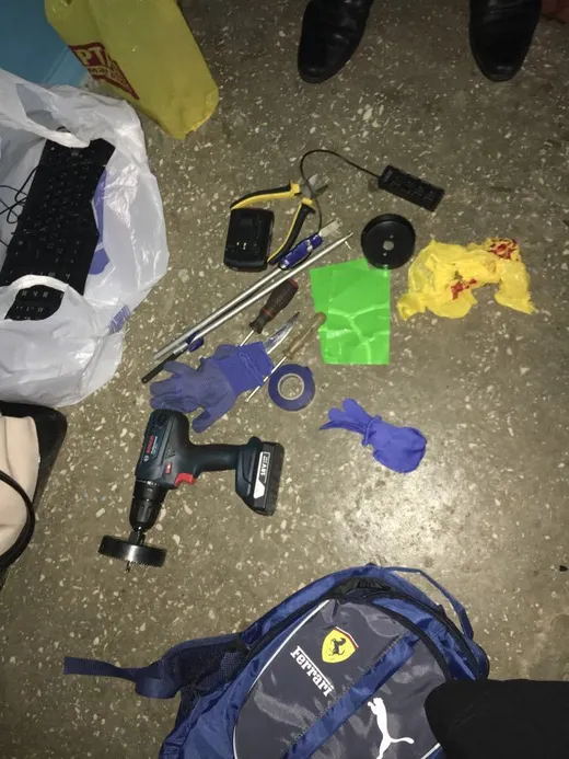 Обладнання грабіжників банкомату Обладнання грабіжників банкомату