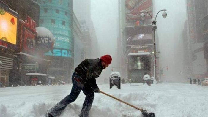 США замело снегом: более 1500 авиарейсов отменены (красноречивые фото и видео) США замело снегом: более 1500 авиарейсов отменены (красноречивые фото и видео)