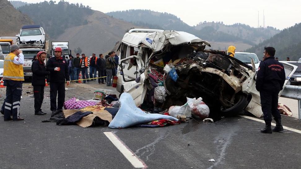 Автобус з людьми у Туреччині зім'яло, як бляшанку: багато загиблих (фото) Автобус з людьми у Туреччині зім'яло, як бляшанку: багато загиблих (фото)