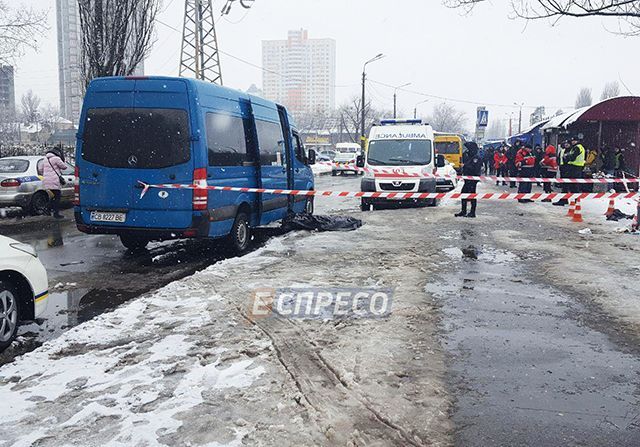 У черзі на маршрутку в Києві чоловік убив іншого чоловіка: фото 18+
