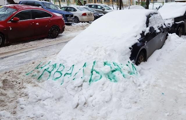 В Росії вигадали оригінальний спосіб іменем Навального змусити двірників прибирати сніг