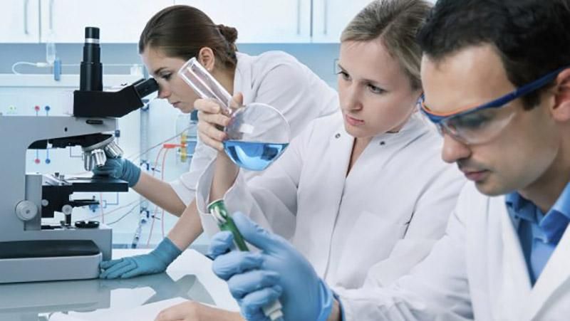 Молоді науковці масово емігрують з України: вчені назвали причини Молоді науковці масово емігрують з України: вчені назвали причини