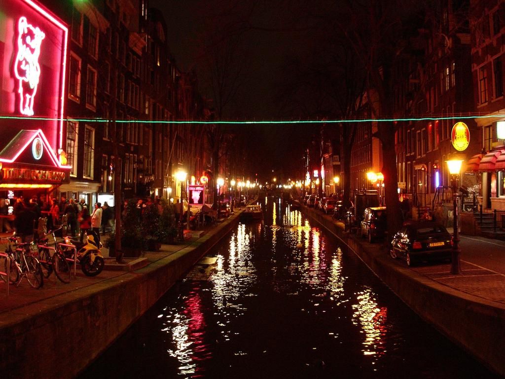 В Амстердаме вводят строгие правила для посетителей квартала Красных фонарей
