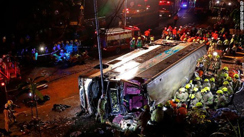 У Гонконзі пасажирський автобус потрапив у жахливу аварію: щонайменше 19 людей загинуло У Гонконзі пасажирський автобус потрапив у жахливу аварію: щонайменше 19 людей загинуло