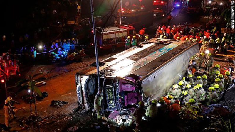 В Гонконге пассажирский автобус попал в ужасную аварию: по меньшей мере 19 человек погибло