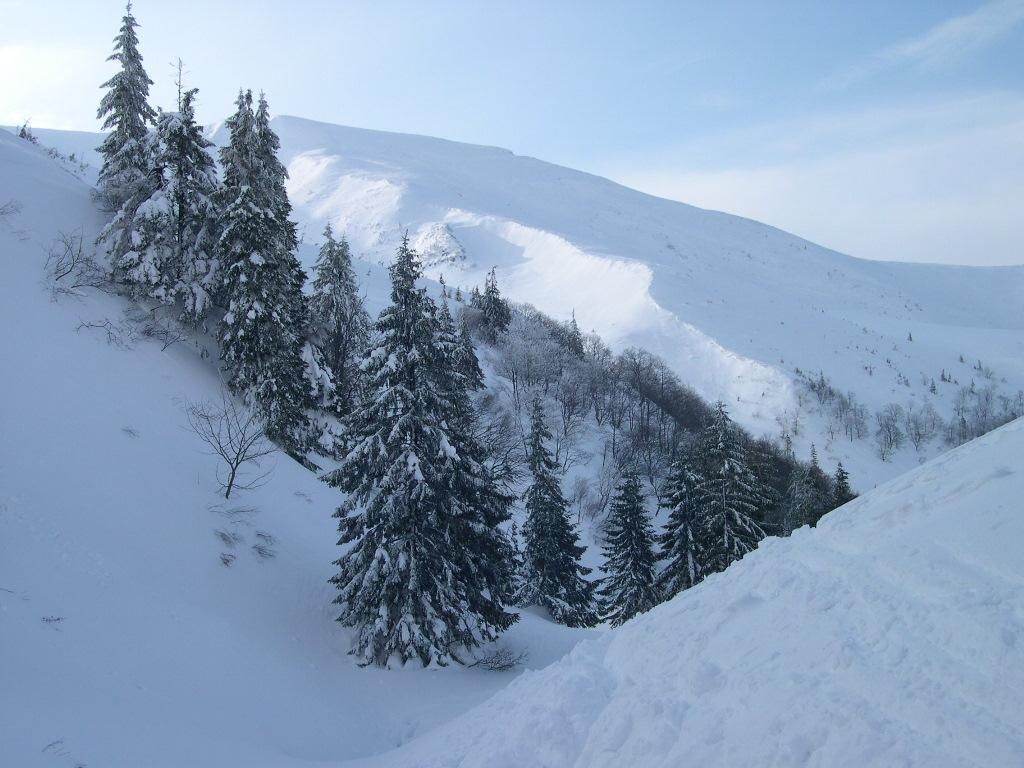 Рятувальники попереджають про лавини у горах Івано-Франківської області Рятувальники попереджають про лавини у горах Івано-Франківської області