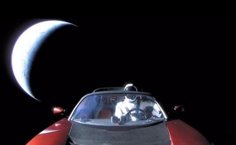 Червоний електрокар Ілона Маска офіційно зареєстрували як "космічний корабель"
