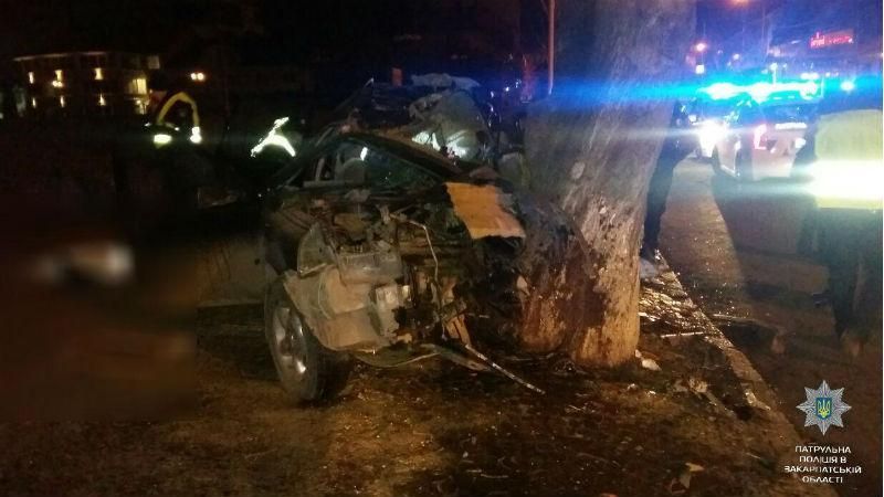 В центрі Ужгорода Land Rover влетів у дерево, загинуло троє іноземців: страшні фото