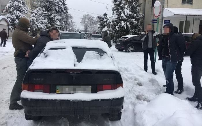 На Львівщині впіймали на хабарі посадовця поліції: фото затримання