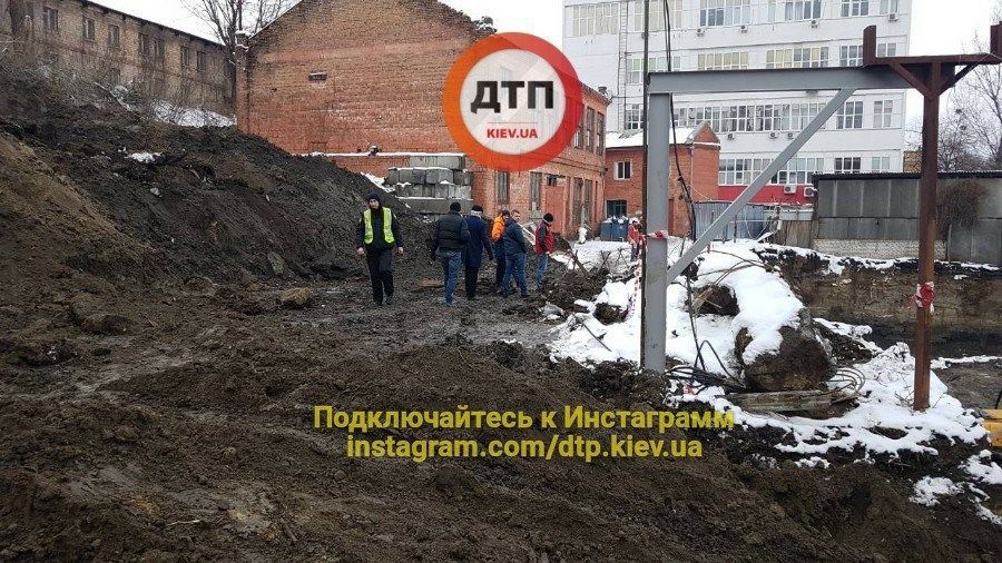 У Києві на будівництві трапилася трагедія: фото з місця події