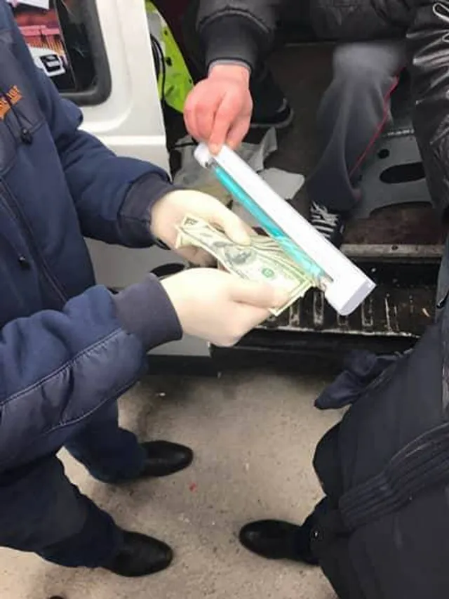 Затримали правоохоронця, який вимагав хабар за повернення авто Затримали правоохоронця, який вимагав хабар за повернення авто