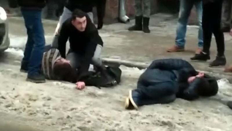 У Львові хлопці влаштували масову бійку через дівчину: відео У Львові хлопці влаштували масову бійку через дівчину: відео