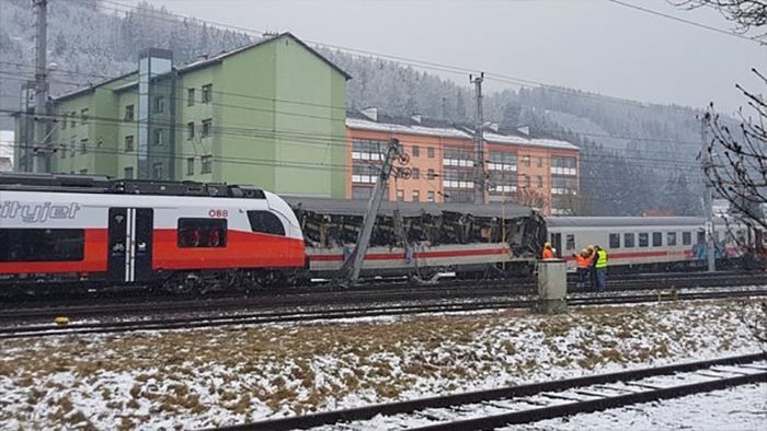Два пассажирских поезда столкнулись в Австрии, есть жертвы: фото с места аварии