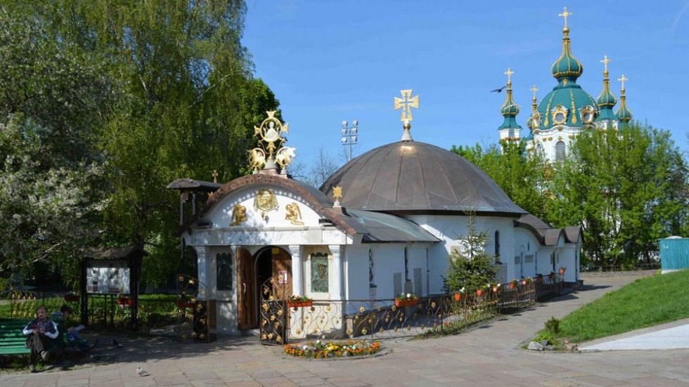 Религиозная община непроходящего волнения: кто и как отрезал лакомый кусок земли в центре Киева, построив "монастырь"