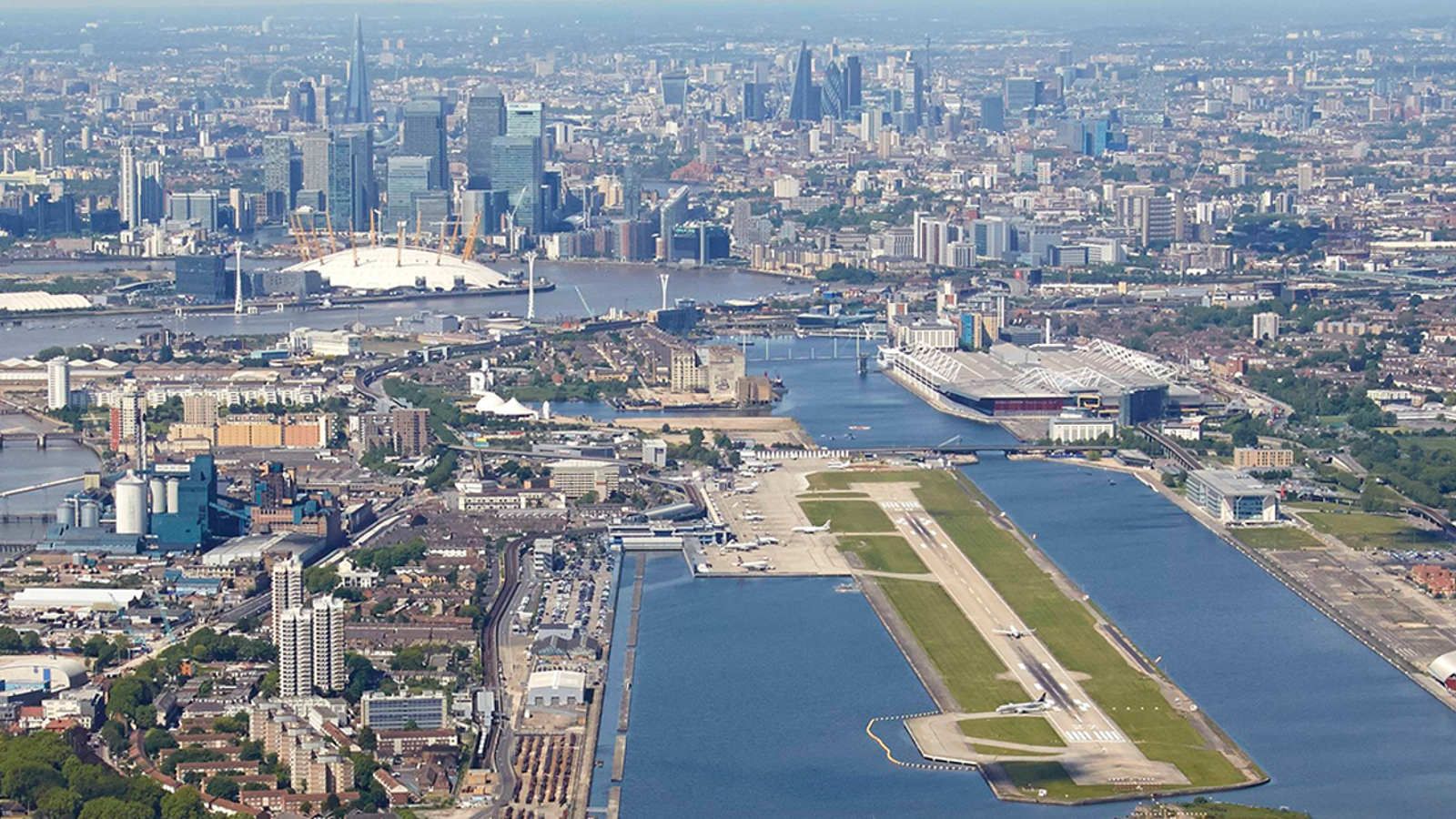 Аеропорт Лондона знову працює після 2-денного закриття через бомбу