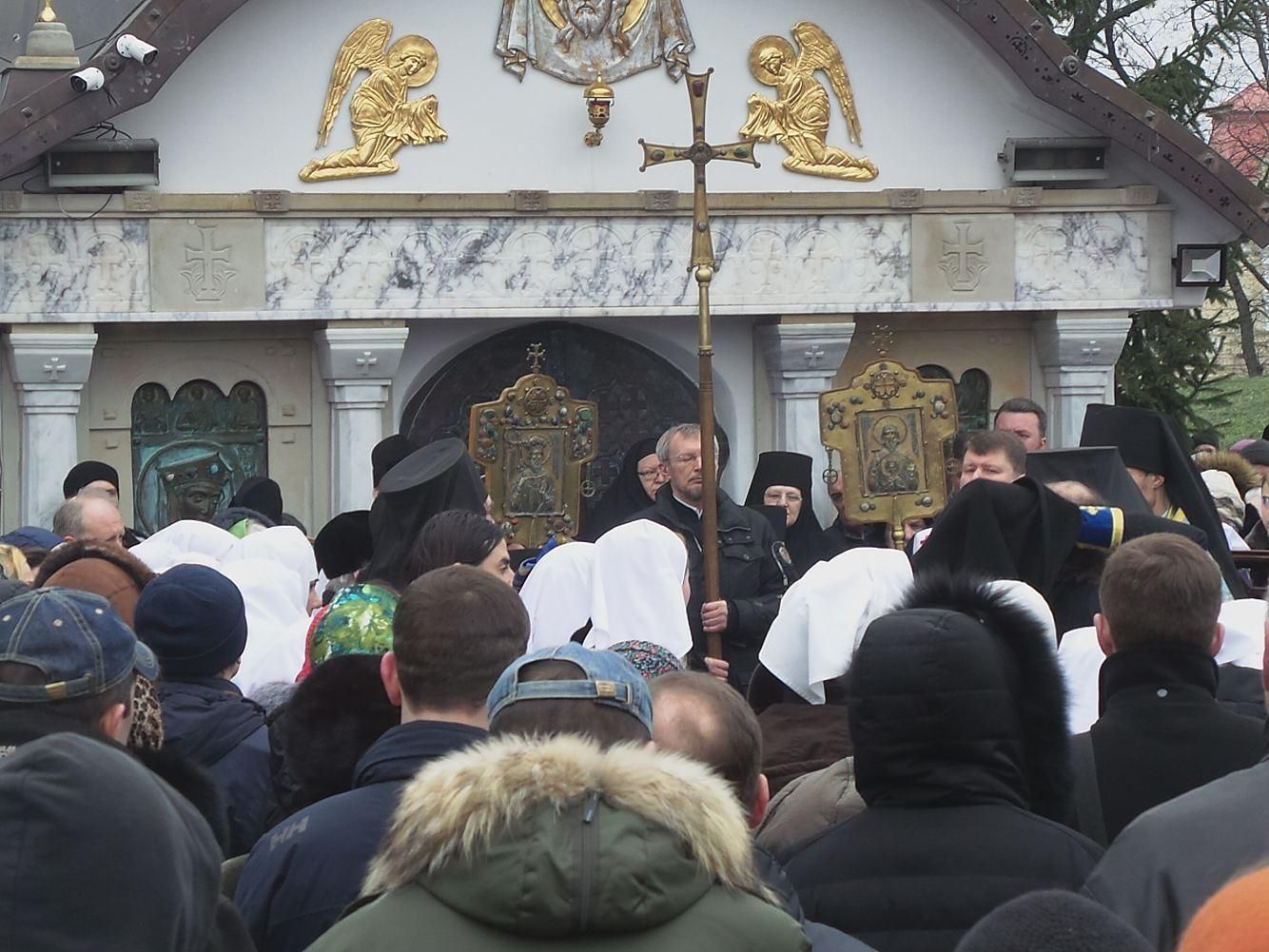 На молебень в підтримку Десятинного монастиря прийшли екс-регіонали і посадовці часів Януковича