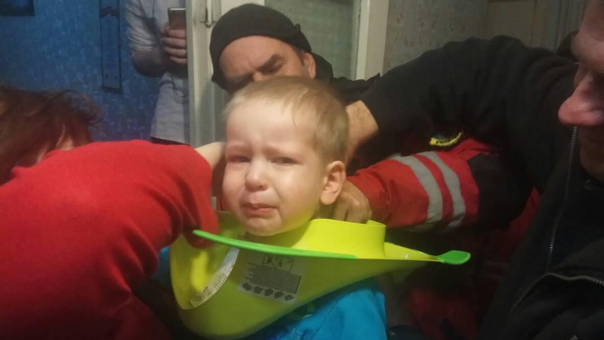 В Киеве спасатели освободили из "туалетной ловушки" юного исследователя