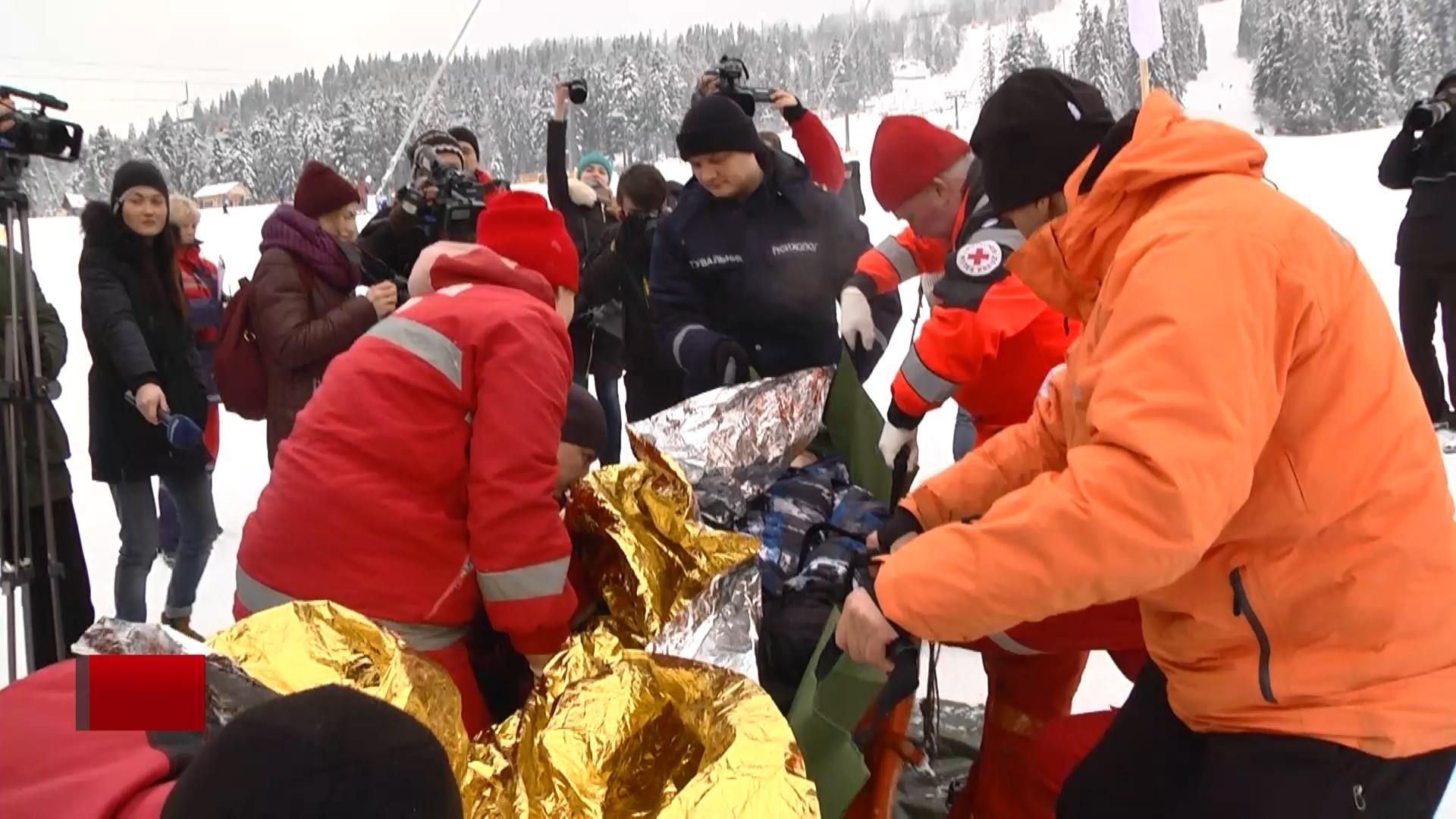 Во Львовской области спасатели и экстремальные медики провели учения в горах