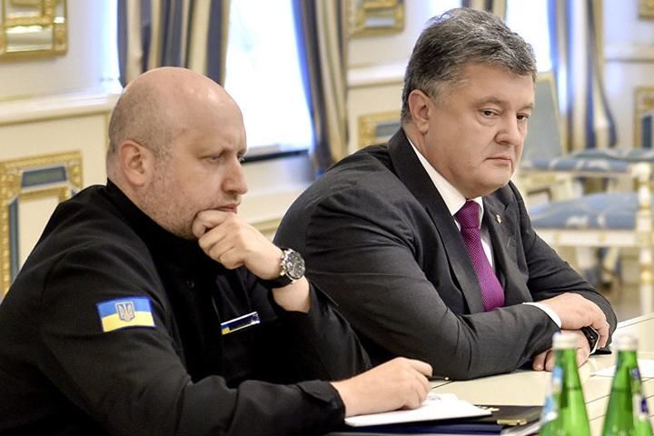 Порошенко и Турчинова допросят по делу о госизмене Януковича: прокурор назвал дату