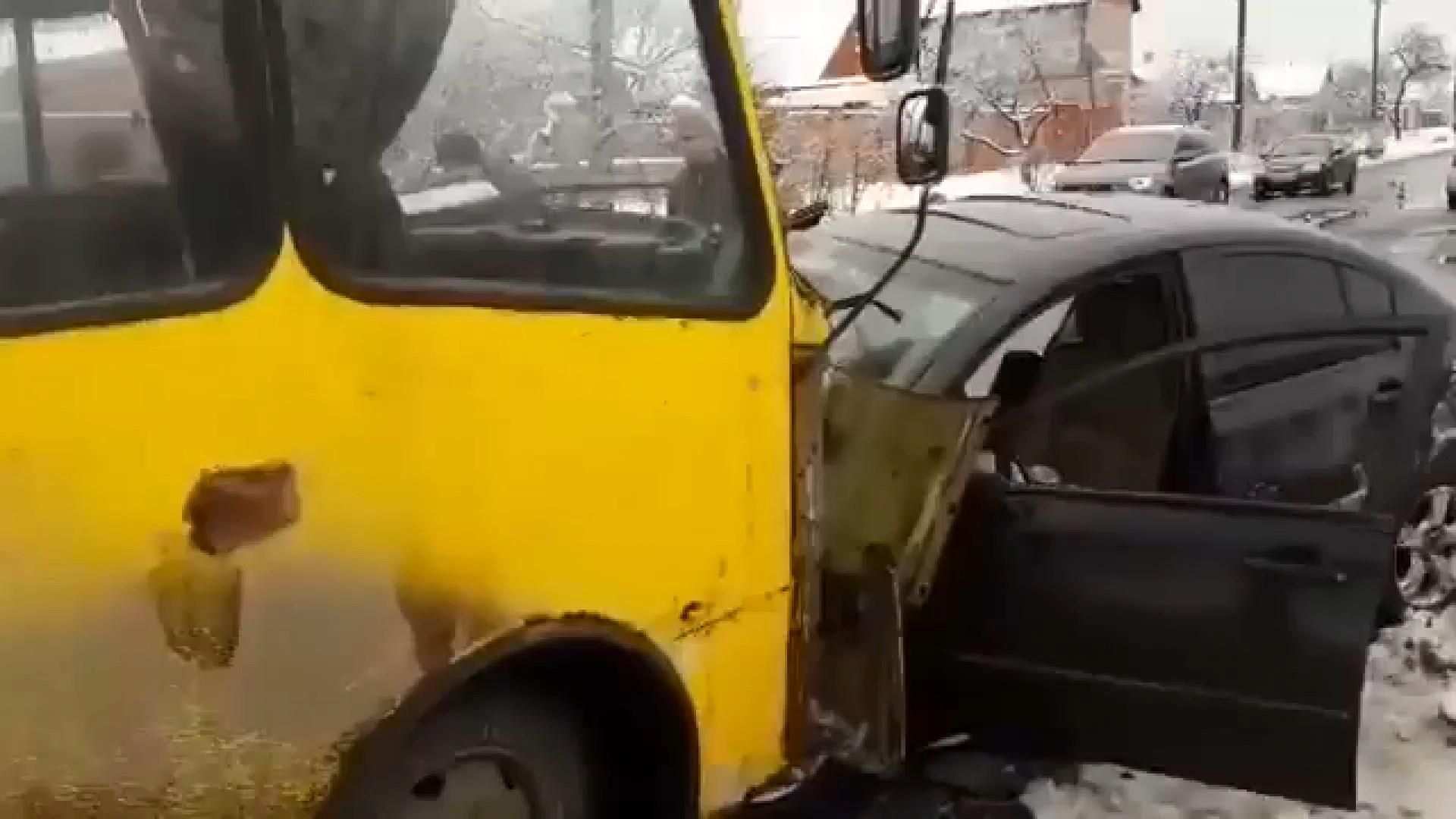 Смертельна ДТП у Маріуполі: маршрутка зіштовхнулася з автомобілем Смертельна ДТП у Маріуполі: маршрутка зіштовхнулася з автомобілем