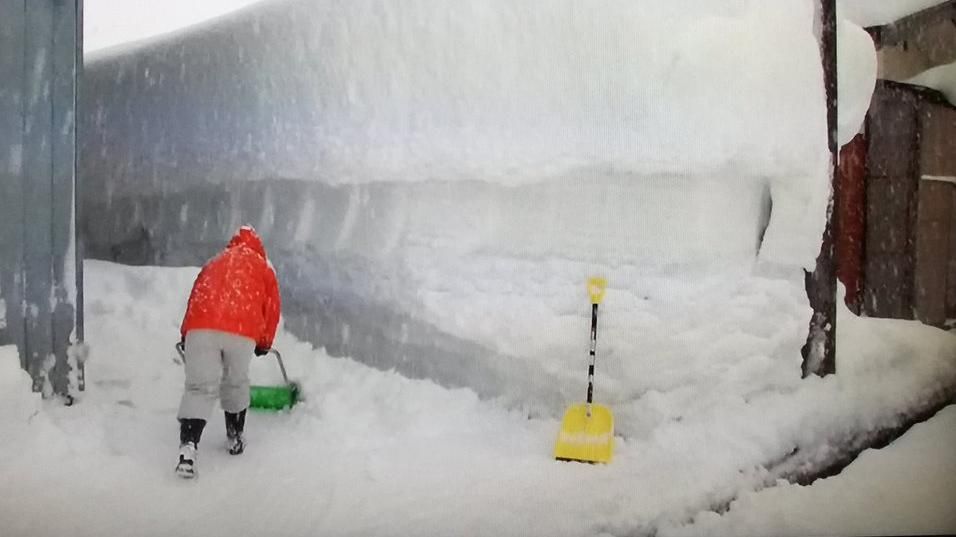 Понад 4 метри снігу випало у Японії: приголомшливі фото та відео
