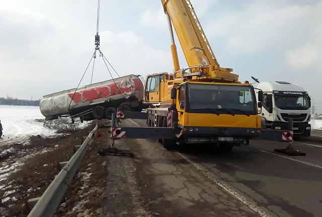 На Київщині перекинулася вантажівка зі спиртом: алкоголем залило ціле поле (фото)