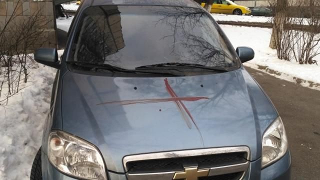 Мужчина кровью разрисовал 10 автомобилей и 3 подъезды дома в Киеве: жуткие фото