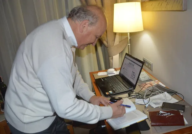 Олександр Білявський ставить автограф на своїй книзі Олександр Білявський ставить автограф на своїй книзі