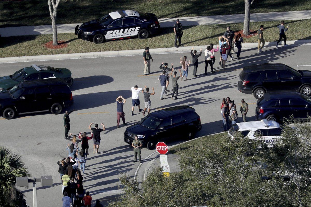 Стрілянина у Флориді забрала життя 17 людей: відео з місця трагедії