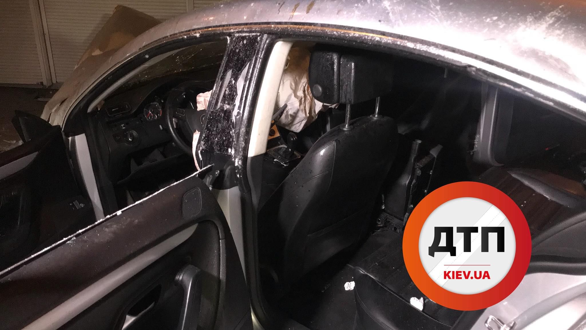 Автомобіль на великій швидкості врізався в кільце у Києві: фото та відео з місця ДТП