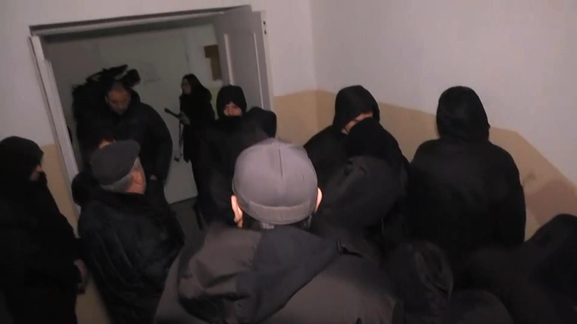 Дело Труханова: в здании суда находится много людей в черном