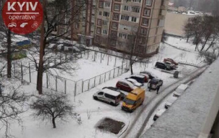 У Києві чоловік погрожує підірвати житловий будинок