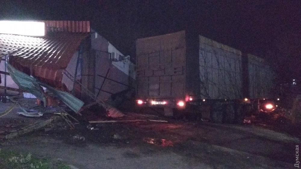 Вантажівка знесла літній майданчик і протаранила будинок на Одещині: фото Вантажівка знесла літній майданчик і протаранила будинок на Одещині: фото