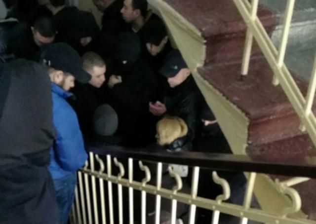 У суді над Трухановим невідомі блокують коридор та сходи: відео