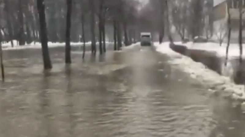 На вулиці Києва потужна вода зірвала асфальт – утворилось "озеро": відео