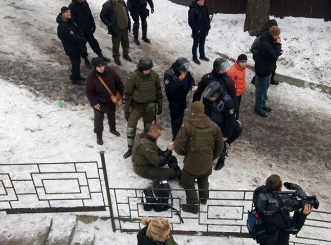 Під судом у Києві відбулась сутичка зі стріляниною, є поранений Під судом у Києві відбулась сутичка зі стріляниною, є поранений