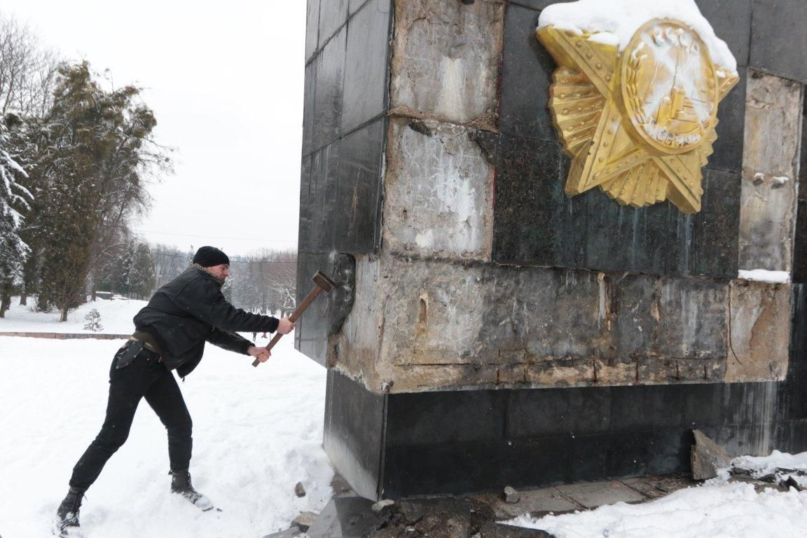 Во Львове молотками изуродовали советский памятник: появились фото