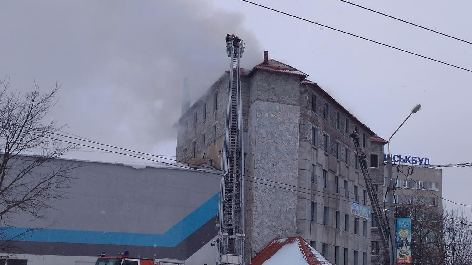 Во Львове горела крыша многоэтажного дома: фото и видео