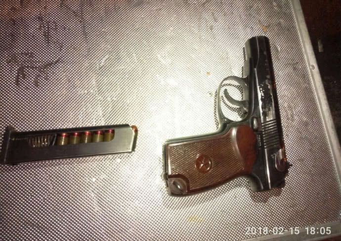 Возле палаток под Верховной Радой полиция задержала мужчину с оружием Возле палаток под Верховной Радой полиция задержала мужчину с оружием