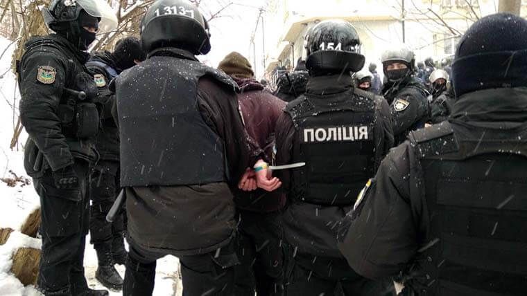 Столкновения под судом по делу Труханова: у участников драки изъяли оружие