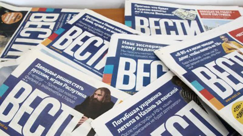 В Киеве неизвестный с краской атаковал девушку, которая раздавала газету "Вести", – соцсети