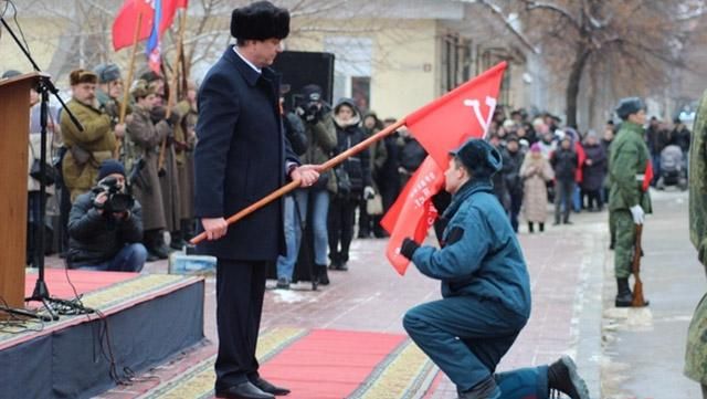 На колінах, з комуністичними прапорами та "зброєю": з'явилися епічні фото зі свята в "ЛНР"