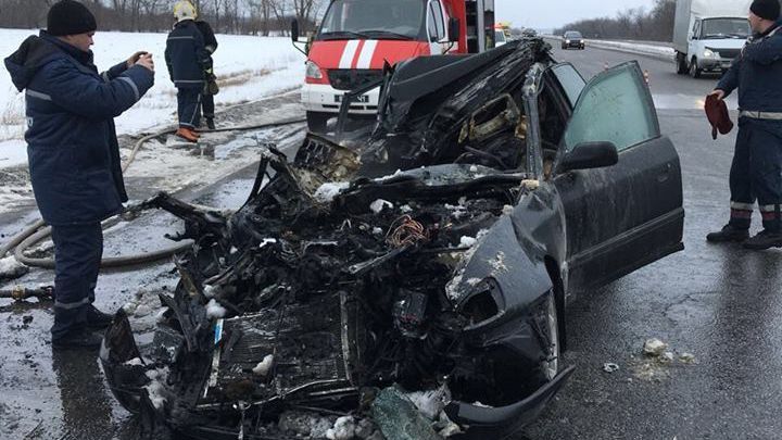 На Харьковщине машина врезалась в грузовик и загорелась: много погибших